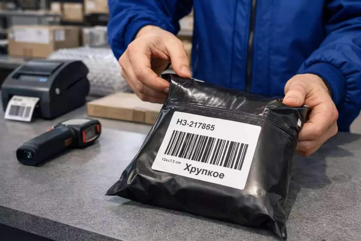 Упаковка FBS для Ozon: матовая непрозрачная упаковка и этикетка 12×7,5 см со штрихкодом